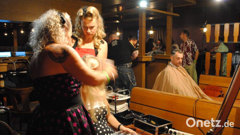Zwei Friseurteams kümmerten sich um die perfekte Frisur Bild: gag
