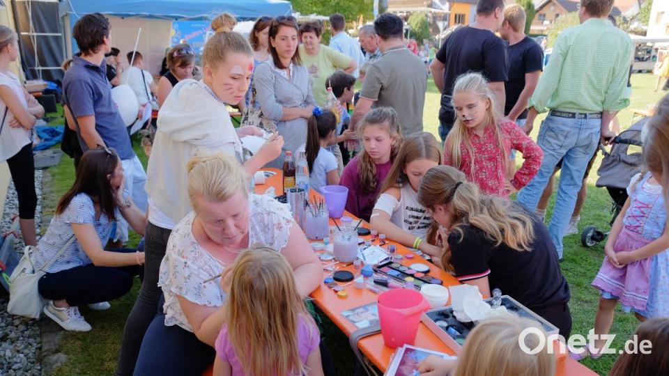 Am Schminktisch fanden sich vor allem die Mädchen und demonstrierten danach stolz ihre von Conny Fricke und ihren Töchtern wunderbar gestalteten Kunstwerke. Bild: tkr