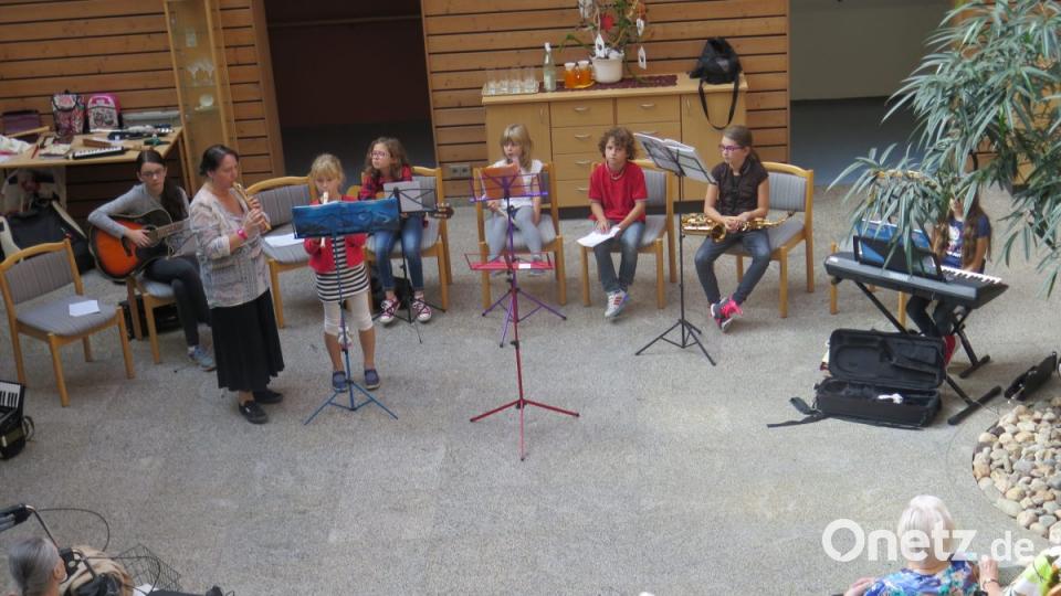 Mit beliebten Melodien spielen sich die jungen Musikanten in die Herzen der Senioren. Bild: jzk