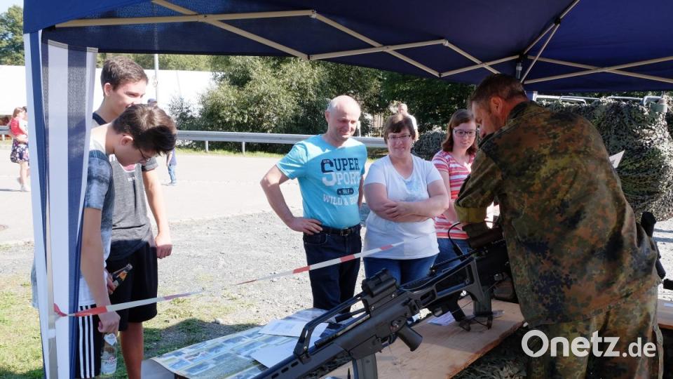 Die modernen Waffen der Bundeswehr waren ein Besuchermagnet. Das Ausproberen und Begreifen der verschiedenen Gegenstände der Einsatzausrüstung führte auch mit den Kindern zu netten Gesprächen. Bild: tkr