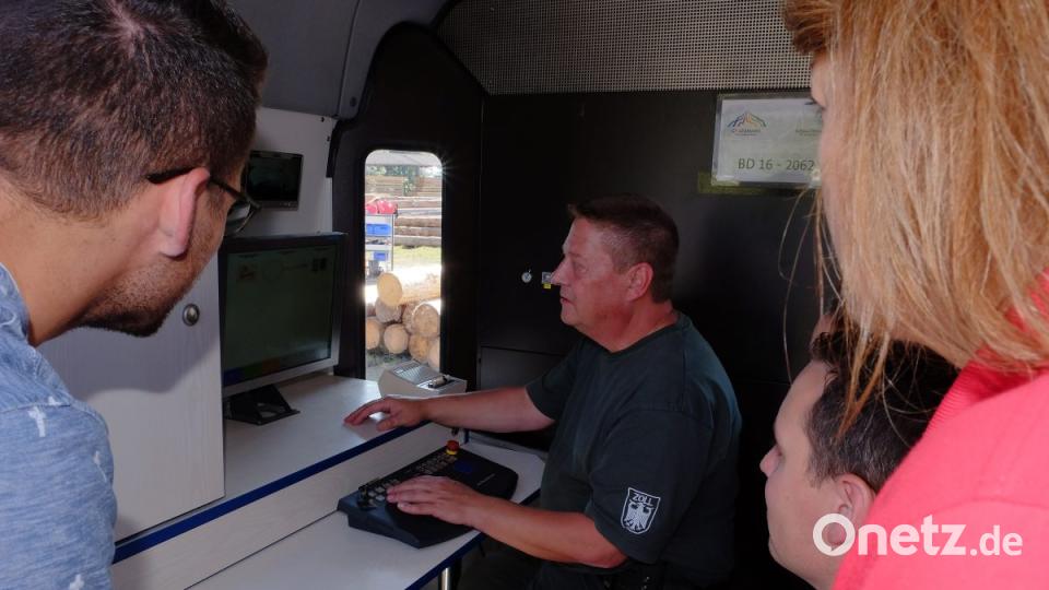 Mit Interesse lauschten die Besucher beim Zoll den Ausführungen des Beamten, der demonstrierte, was mit einem Röntgengerät für Taschen und Gepäck alles aufgespürt werden kann. Bild: tkr