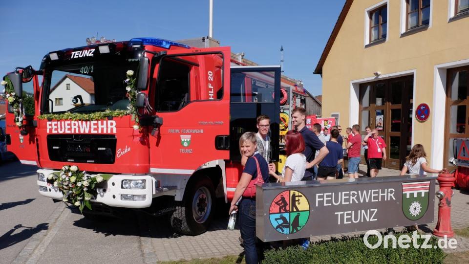 Auf große Aufmerksamkeit, nicht nur bei Kindern sondern auch bei den Erwachsenen, vor allem den Feuerwehrleuten, stieß das neue Löschfahrzeug vom Typ HLF 20 der Teunzer Wehr. Beim Blautlichtnachmittag durfte das Gefährt besichtigt werden. Bild: tkr