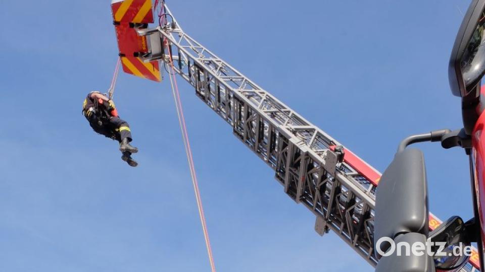 Die Drehleiter der Feuerwehrkameraden aus Schönsee kam bei verschiedenen Abseilübungen zum Einsatz. Hier übte ein Hundeführer der Rettungshundestaffel Schwarzhofen, gesichert durch Kameraden der Bergwacht Schönsee, das Abseilen zusammen mit seinem eindrucksvoll ruhigen und gelassenen Hund. Bild: tkr
