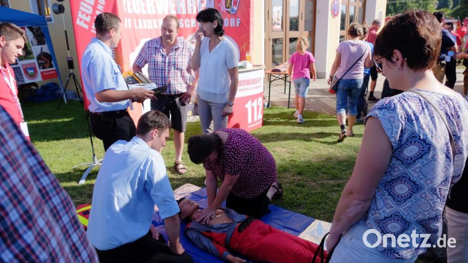 Am Infostand der Freiwilligen Feuerwehr standen Kameraden der First-Responder-Einheit zur Verfügung und boten die Möglichkeit sich einmal wider die Herz-Druck-Massage in Erinnerung zur rufen. Bild: tkr
