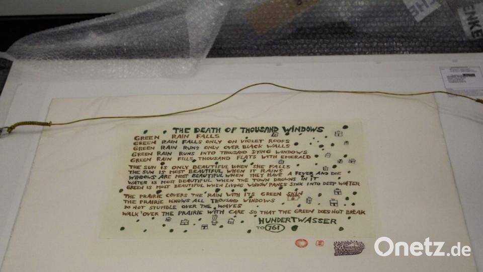 Seltener Anblick einer Rückseite von Hundertwasser-Graphiken. Bild: Dagmar Williamson