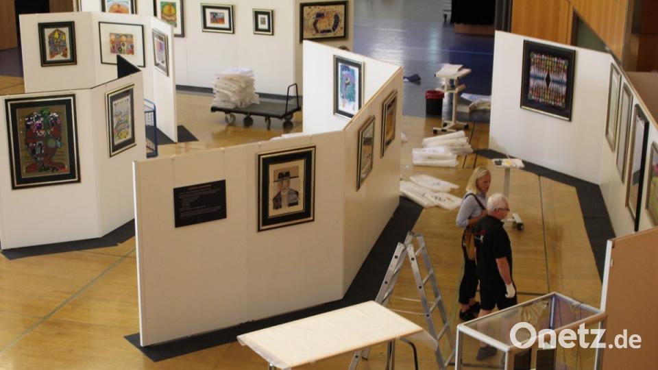 Es gibt noch viel zu tun. Geschäftsführerin Petra Strobl verschafft sich bei Johann Wallner einen kurzen Überblick. Bild: Dagmar Williamson