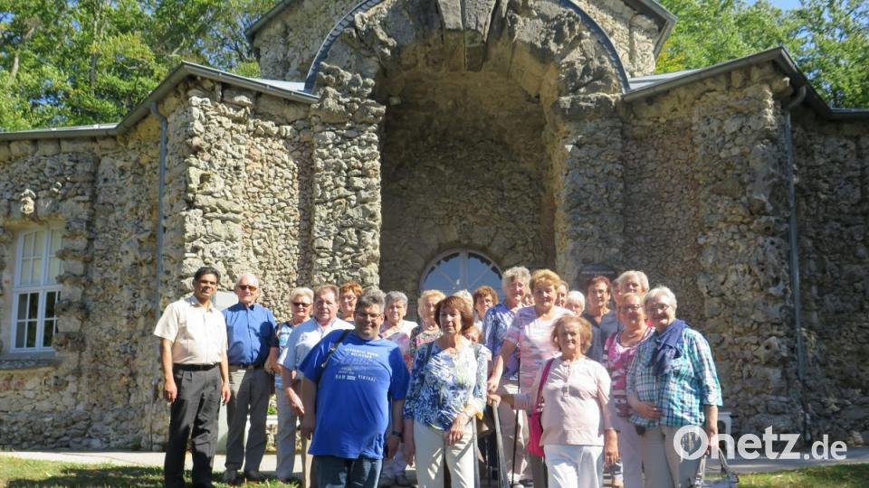Nach dem Erinnerungsfoto beim Morgenländischen Bau (Bild) erkunden die Senioren den Felsengarten Sanspareil. Bild: jzk