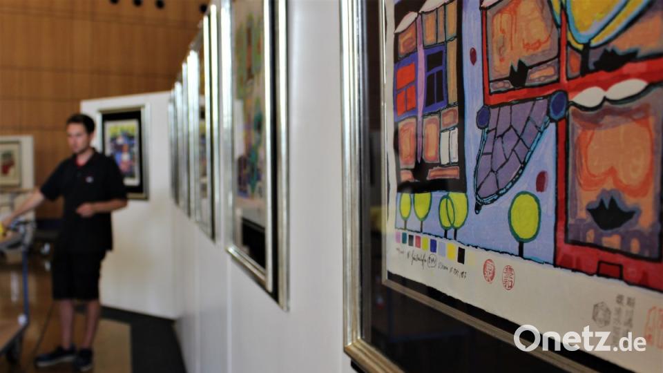 Nach fast zehn Stunden hängen die Ausstellungsstücke. Abgestaubt wird zum Schluss. Bild: Dagmar Williamson