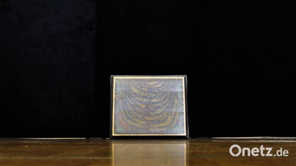 "Satte Sonne" auf schwarzem Hintergrund bildet das Alpha und Omega der Spirale der Hundertwasser-Ausstellung im ACC. Bild: Dagmar Williamson