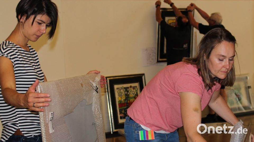 Marketing-Koordinatorinnen Kathrin Weigl und Alexandra Kummert (v. links) positionieren die Ausstellungsstücke. Bild: Dagmar Williamson