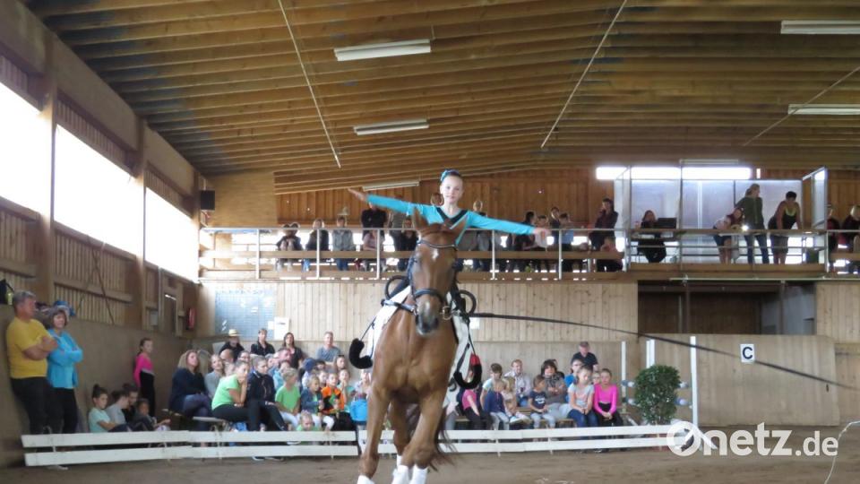 Im Galopp und freihändig geht es durch die Halle. Bild: ubb