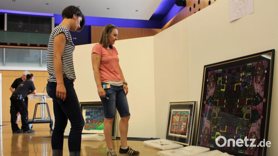 Kathrin Weigl und Alexandra Kummert (v. links) betrachten eines der zwei unerwarteten Seidenmalereien. Bild: Dagmar Williamson