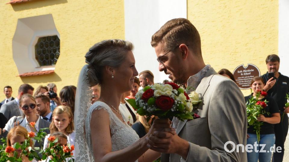 Bereits auf dem Kopfsteinpflaster vor der St.-Erhard-Kirche tanzte das Brautpaar Katharina Wolfrath und Sebastian Klaszka. Bild: dob