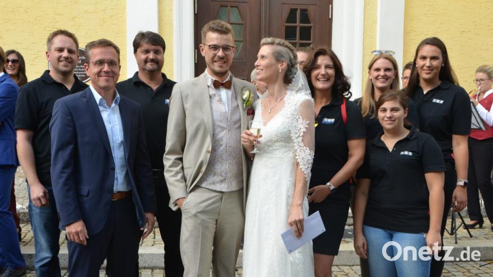 Vor dem Kirchenportal wurde das Brautpaar Katharina Wolfrath und Sebastian Klaszka von zahlreichen Gratulanten in Empfang genommen. Auch die IGZ-Mitarbeiter aus Falkenberg scharten sich um das Paar. Bild: dob