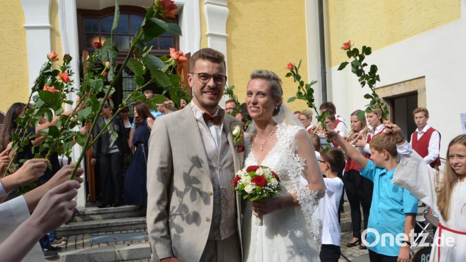 Vor dem Kirchenportal wurde das Brautpaar Katharina Wolfrath und Sebastian Klaszka von zahlreichen Gratulanten in Empfang genommen. Bild: dob
