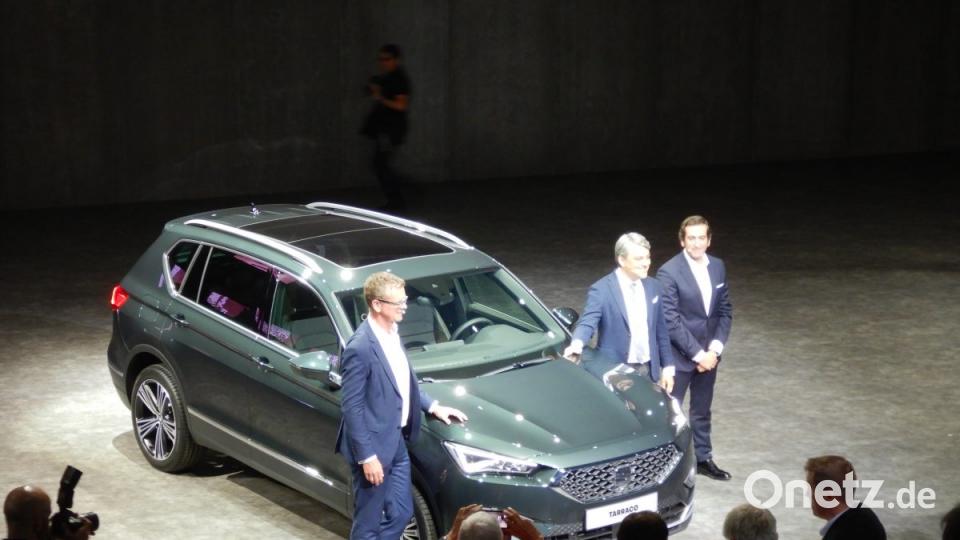 Entwicklungsvorstand Matthias Rabe, CEO Luca de Meo und Chefdesigner Alejandro Mesonero-Romanos (von links) bei der Vorstellung des neuen Seat Midsize-SUV in Tarragona. Bild: Michael Ascherl [ma] (michael.ascherl@oberpfalzmedien.de, mascherl)