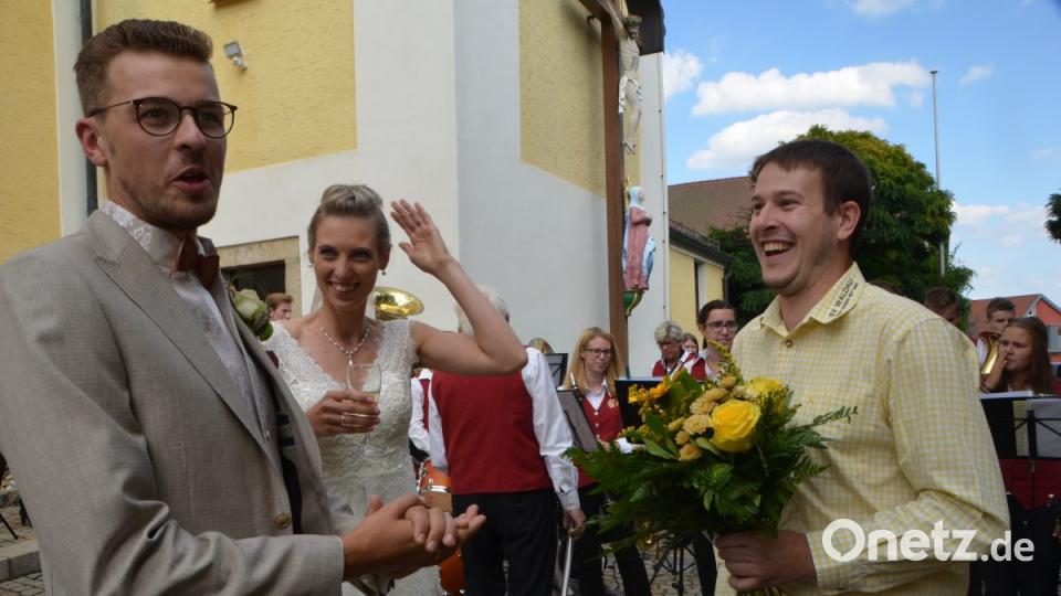 Vor dem Kirchenportal wurde das Brautpaar Katharina Wolfrath und Sebastian Klaszka von zahlreichen Gratulanten in Empfang genommen. Darunter auch der SV Waldau, bei dem der Bräutigam als Co-Trainer fußballerisches Wissen weitergibt. Kassier Thomas Ertl überbringt die Glückwünsche. Bild: dob