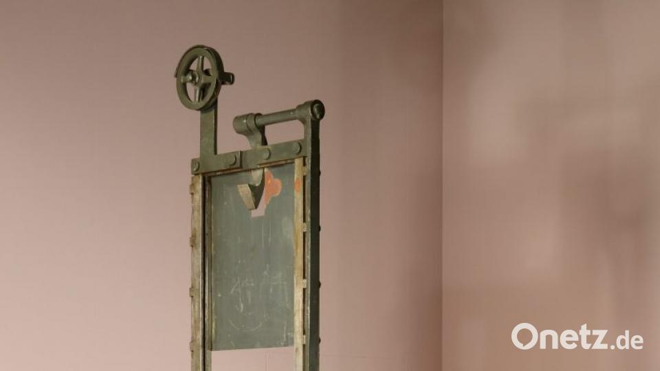 Die Guillotine mit der die Mitglieder der Widerstandsgruppe &quot;Weiße Rose&quot; hingerichtet wurden, steht im Bayerischen Nationalmuseum. Sie wurden nach einer Flugblattaktion gegen die Herrschaft des NS-Regimes verhaftet und vom Volksgerichtshof zum Tode verurteilt. Bild: Walter Haberland / Handout/BAYERISCHES NATIONALMUSEUM / HO/dpa