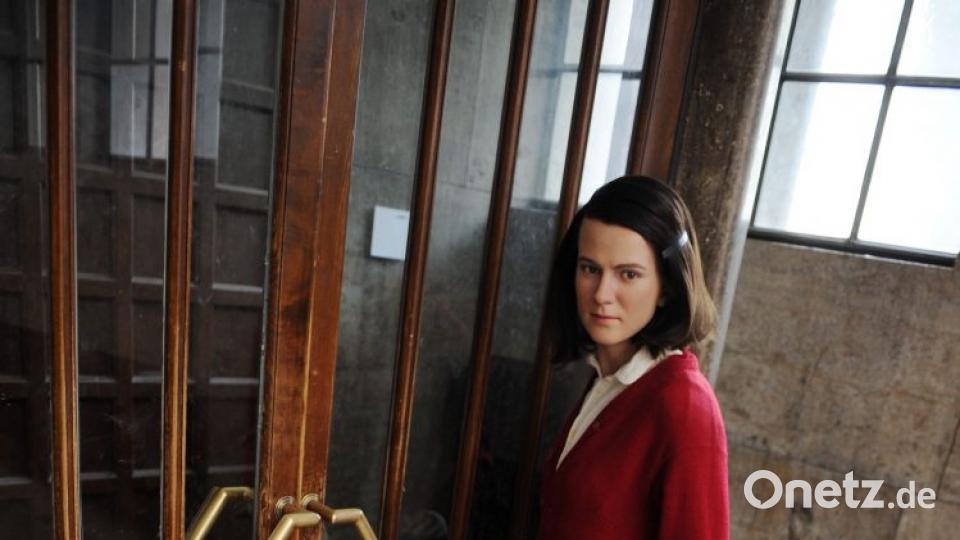 Die Wachsfigur von Sophie Scholl aus Madame Tussaud&#039;s Berliner Kabinett steht am 20.02.2013 in München (Bayern) in der Ludwig-Maximilians-Universität bei einer Hintertür, durch die Sophie Scholl nach ihrer Flugblattverteilung vor 70 Jahre geflohen war. Die Wachsfigur der Widerstandskämpferin wurde erstmals in München präsentiert. Bild: Tobias Hase/dpa