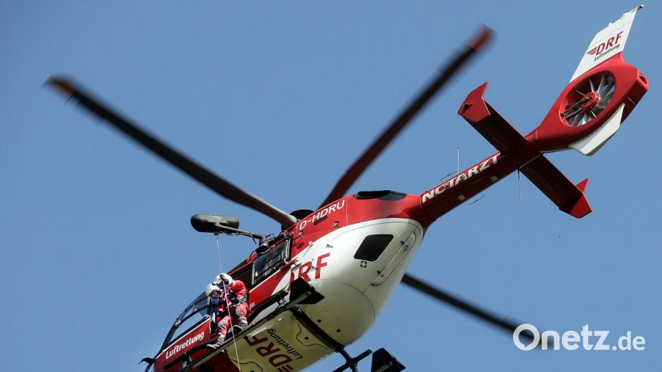Der Verletzte im Bergesack wird hochgezogen. Bild: Wolfgang Steinbacher