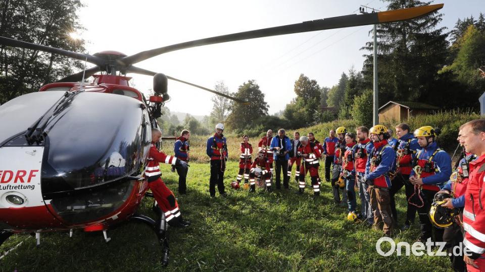 Rettungsassistent Dirk Gockeler (links) unterweist die Bergretter des Frankenjura in Seilwinde und Kommandos. Wenn alle in ihren Kletter- und Luftrettungsgurten sind, kann die Übung losgehen. Bild: Wolfgang Steinbacher