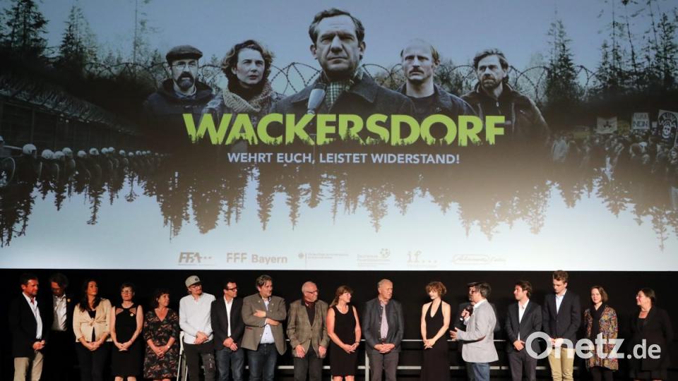 Die Macher und Hauptdarsteller des Films „Wackersdorf“ kamen zur Vorpremiere nach Schwandorf. Bild: Götz