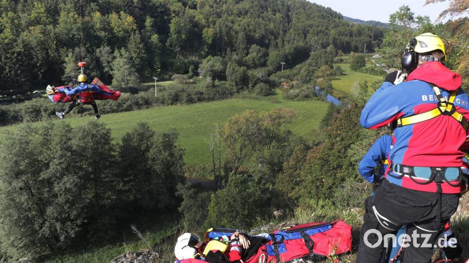 Sanitäter und Bergretter kümmern sich um den Verletzten, der in einem Bergesack liegt. Bild: Wolfgang Steinbacher