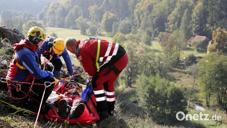 Sanitäter und Bergretter kümmern sich um den Verletzten, der in einem Bergesack liegt. Bild: Wolfgang Steinbacher
