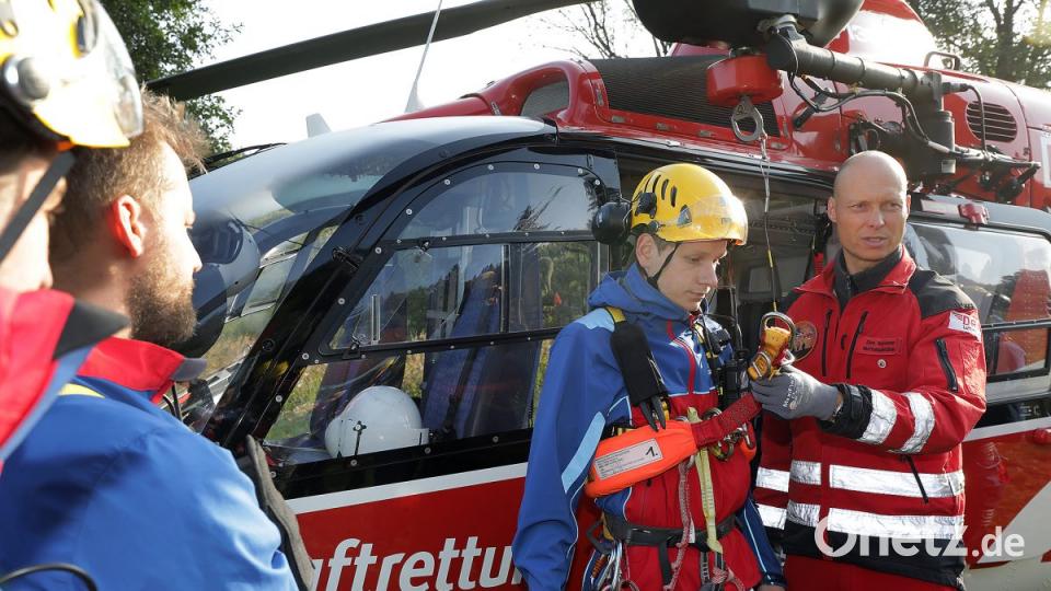 Bei der Unterweisung hören alle aufmerksam zu. Bild: Wolfgang Steinbacher