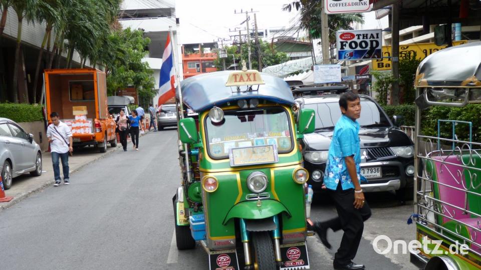 Taxis sind billig in Bangkok, eine Fahrt mit dem Tuk-Tuk aber ein Erlebnis. Und nicht viel teurer. Bild: bz