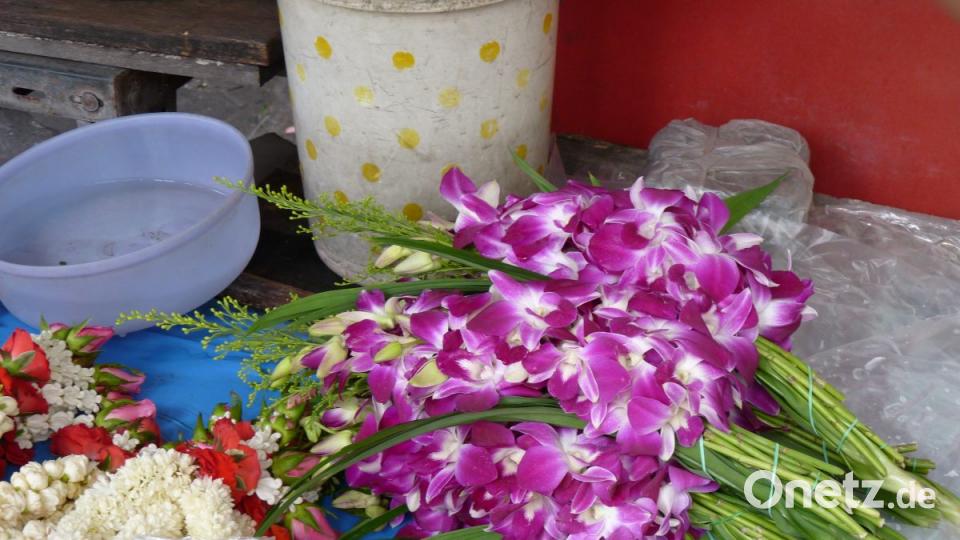 Aus ein paar Blüten werden die traditionellen Willkommens-Bänder für die Touristen gefertigt. Bild: bz