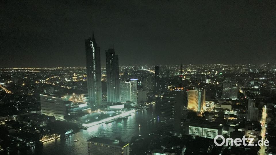 Bangkok bei Nacht. Die Stadt schläft nicht. Nie. Vom Lebua im State Tower genießt man einen unvergleichlichen Blick auf den Trubel 250 Meter tiefer. Bild: bz