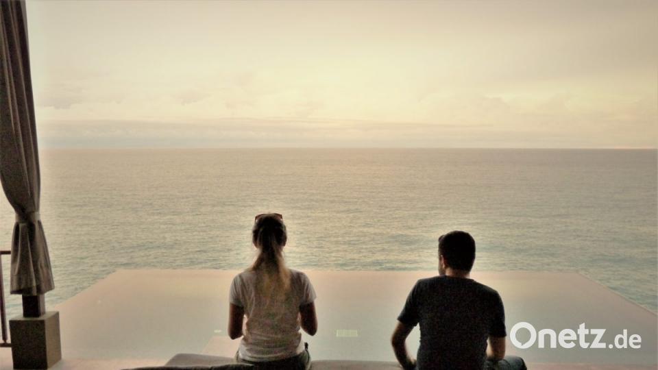 Vom Hotelzimmer aus reicht der Blick weit über den Pool hinaus auf die Andamanen-See. Bild: bz