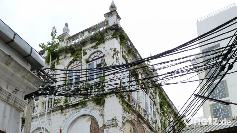 Seit über 140 Jahren gibt es das Mandarin Oriental Hotel in Bangkok. Die heutige Luxus-Herberge liegt dem Altbau (hier im Bild) gegenüber. Langsam denkt man hier auch über Denkmalschutz nach. Bild: bz