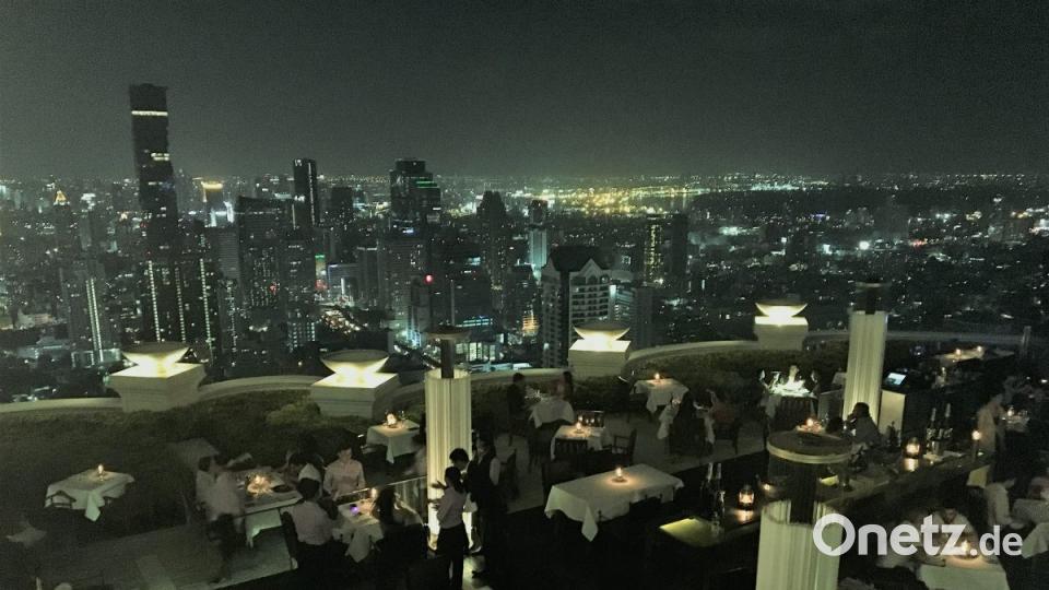 Der Welt höchstes Dachterrassen-Restaurant findet sich im Sirocco. Die meisten Besucher genießen aber lieber einen Sundowner in der Skybar. Und den Blick auf das nächtliche Bangkok. Bild: bz