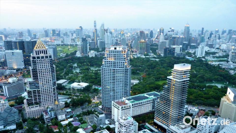 Imposant die Skyline Bangkoks vom Banyan Tree aus gesehen mit der grünen Lunge, dem Lumphini Park. Ein Idyll inmitten des Smogs einer Mega-City. Bild: bz
