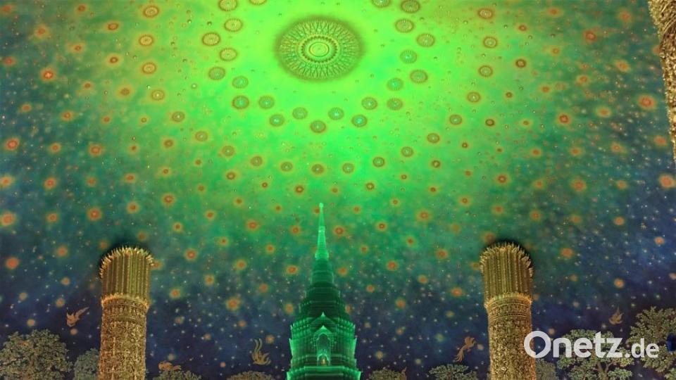 Der Meditationsraum im Wat Pak Nam mit seinem smaragdgrünen Tempel aus Glas. Bild: bz