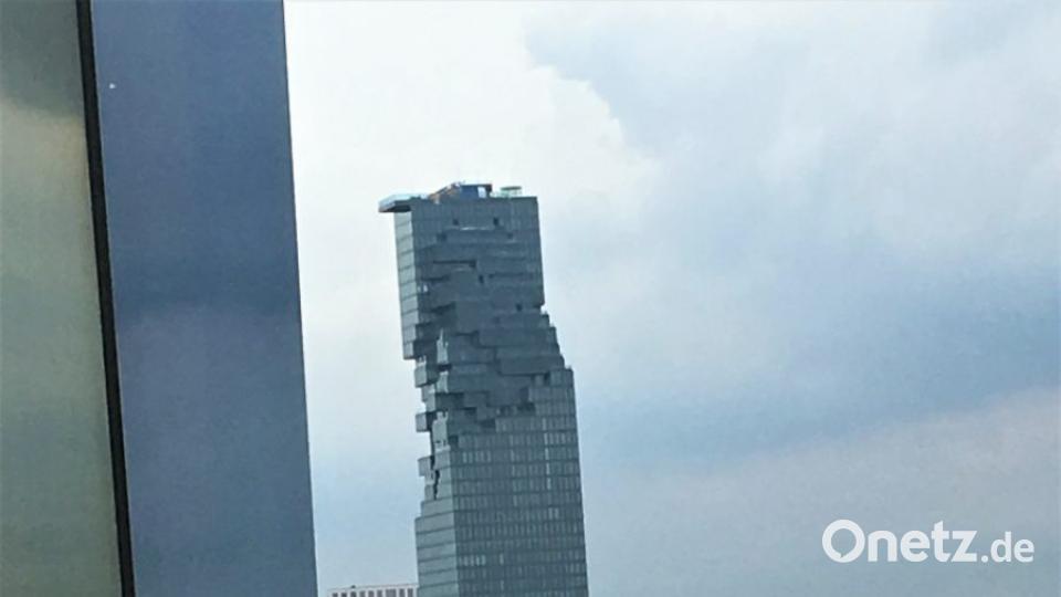 Nein, das Gebäude ist nicht einsturzgefährdet, sondern architektonisch ausgeklügelt gebaut. Bild: bz
