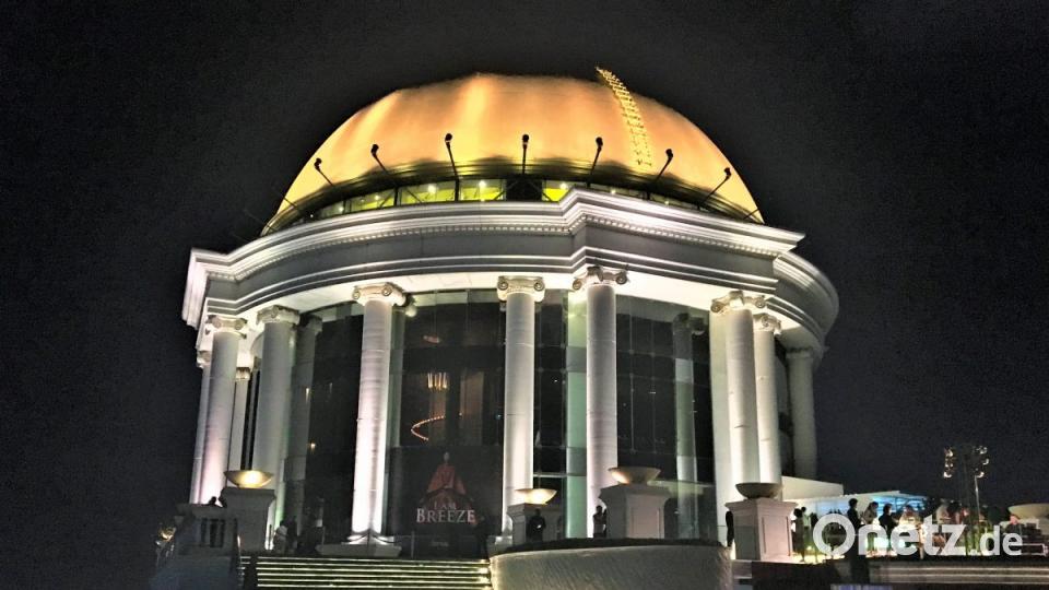 "The Dome" mit seiner goldenen Kuppel lädt in den 63. Stock des Lebua State Tower. Hier spielte auch der erste Teil des Kinohits "Hangover", also "Kater" auf gut deutsch. Bild: bz