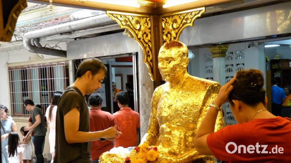 Es ist tatsächlich alles Gold, was glänzt. Gläubige legen ihrem Verehrten Blattgold auf. Bild: bz