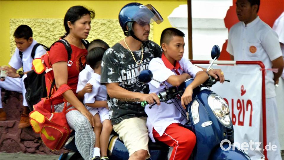 Drei Kinder, zwei Erwachsene gemeinsam auf der Heimfahrt von der Schule - ein gewohntes Bild in Thailand. Bild: bz