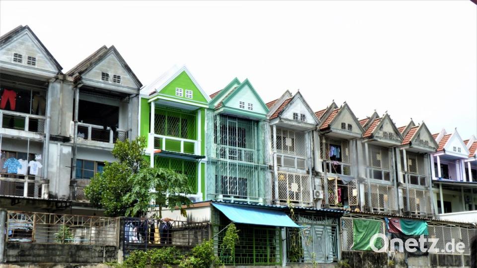 Wohnraum ist knapp in Thailands Hauptstadt. Die Siedlung hier steht direkt an den Klongs, den Kanälen. Bild: bz