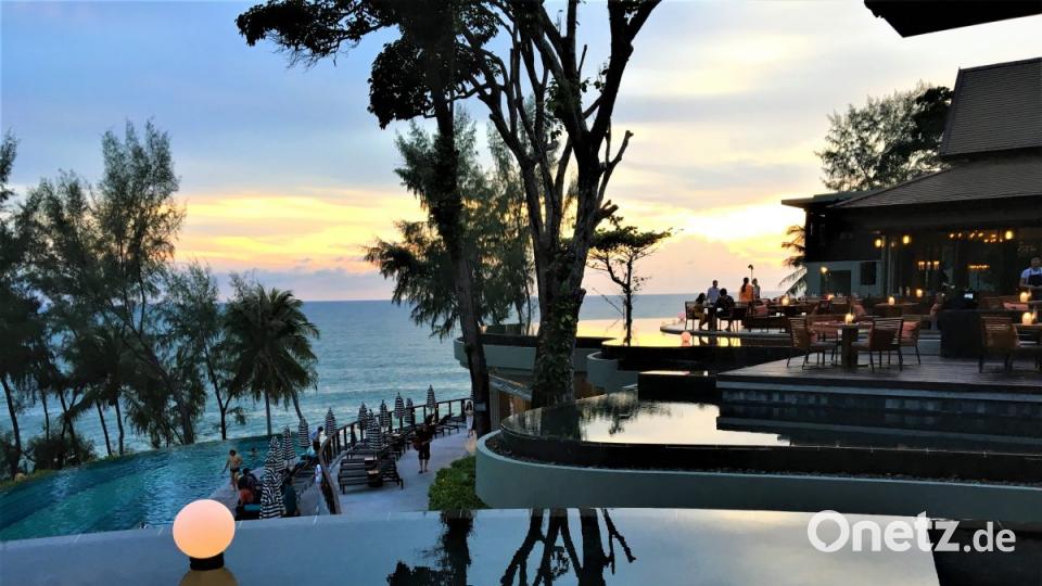 Sonnenuntergang auf der Hotelterrasse oberhalb von Phuket, so schön, dass er fast schon wieder kitschig wirkt. Bild: bz
