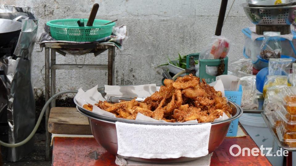 Hühnchen im Sesammantel, ein Klassiker der Thai-Küche. Und an nahezu Ecke zu haben. Bild: bz