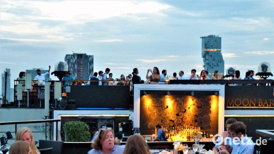 Erst ein kleiner Aperitif zum Sundowner, dann ein Essen im "Vertigo" des Banyan Tree: Blick auf die Skyline Bangkoks inklusive. Bild: bz