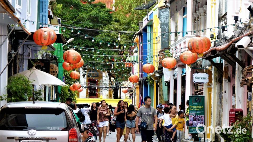 In den engen Gassen von Phuket Town spürt man noch den Hauch alter Traditionen. Bild: bz