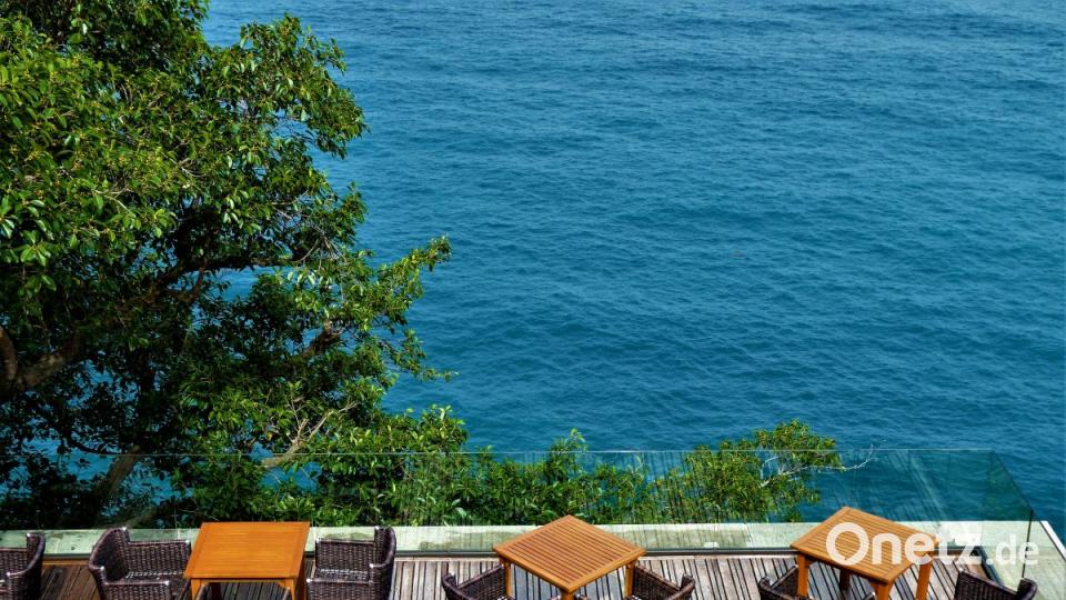 Der Ausblick ist einfach spektakulär. Von der Restaurant-Terrasse fällt das Gelände steil ab. Wo Himmel ist, ist auch die Hölle nicht weit: Diavolo nennt sich das Restaurant. Bild: bz