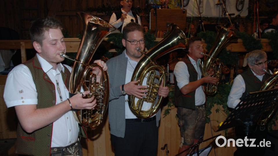 Zweiter Vorsitzender Tobias Schmid (links) wurde vom früheren zweiten Vorsitzenden, Pfarrer Michael Saller am Tenorhorn unterstützt. Bild: Portner