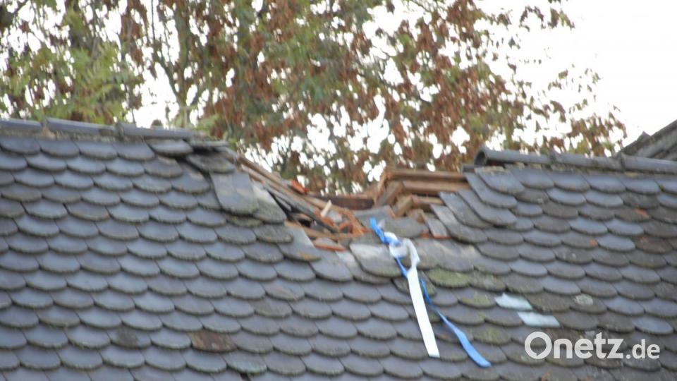 Durch den Kirwabaum beschädigtes Dach in Schmidmühlen. Bild: pop