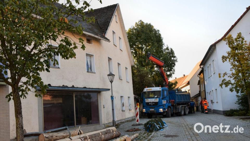 Schweres Gerät rückt zur Bergung des Kirwabaums in Schmidmühlen an. Bild: bö